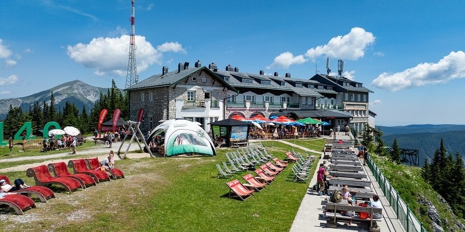 Alpakas und Maskottchen „Raxl“ auf Sommerfrische